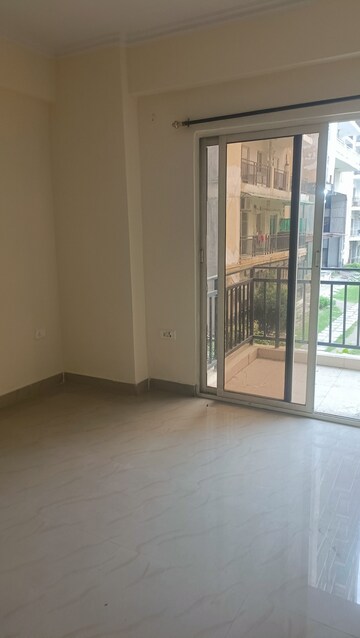 Room in 2 BHK Apartment at Supertech Cape Town, Sector 74 – for Rent