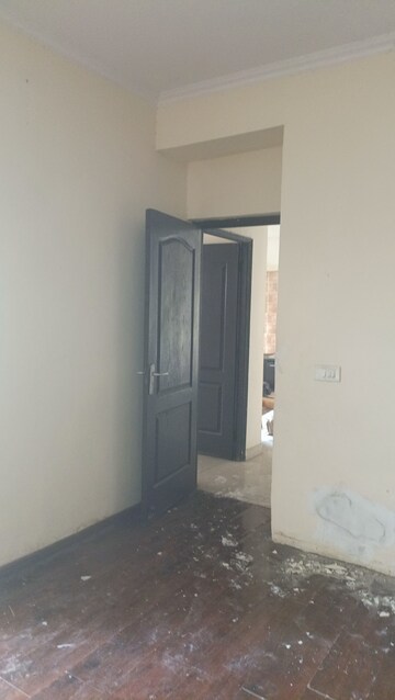 Room in 2 BHK Apartment at Supertech Cape Town, Sector 74 – for Rent