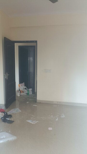 Room in 2 BHK Apartment at Supertech Cape Town, Sector 74 – for Rent