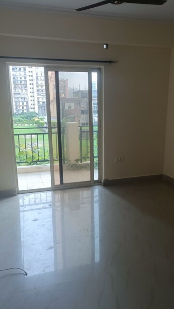 Room in 2 BHK Apartment at Supertech Cape Town, Sector 74 – for Rent