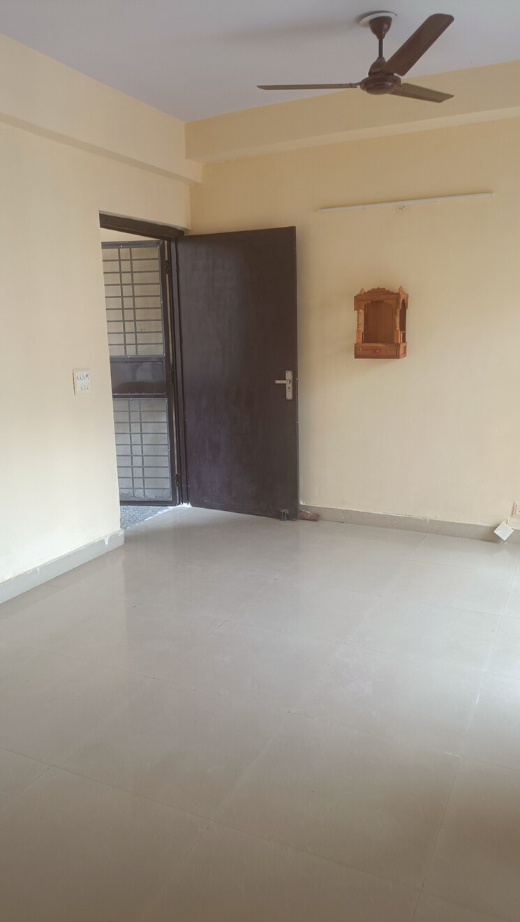 Room, aims-golf-city 2 Bedroom 950 Sq.Ft. Apartment In Sector 75 Noida 9151688