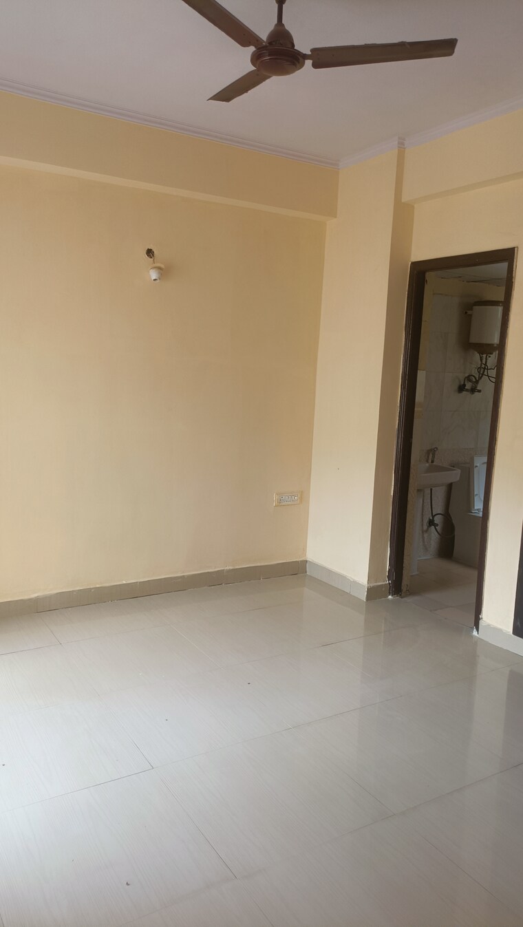 Room, aims-golf-city 2 Bedroom 950 Sq.Ft. Apartment In Sector 75 Noida 9151688