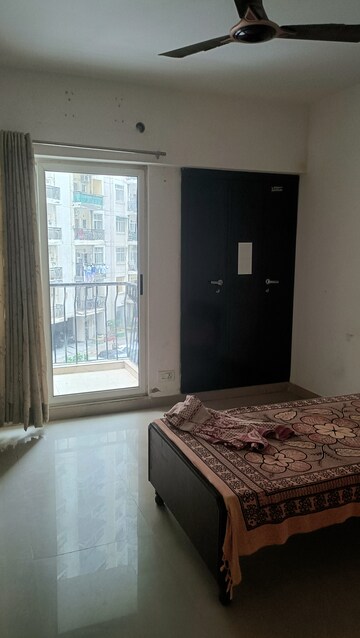 Room in 2 BHK Apartment at Maxblis White House, Sector 75 – for Rent