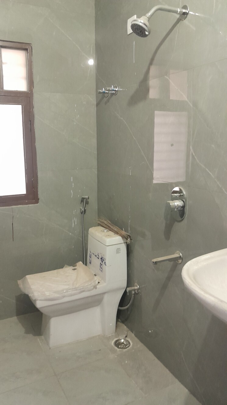 Bathroom, ss-mayfield-gardens 3 Bedroom 1600 Sq.Ft. Builder Floor In Sector 51 Gurgaon 9151717