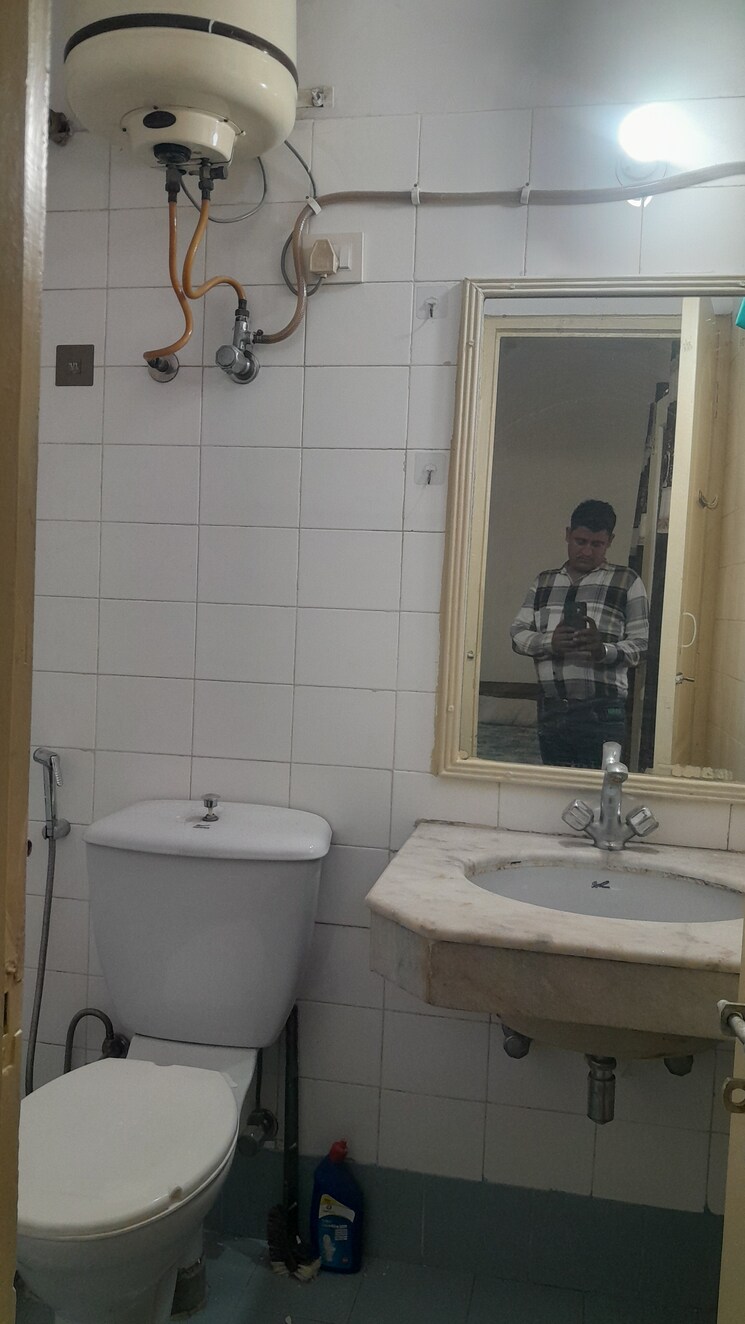 Bathroom, uppal-southend 2 Bedroom 950 Sq.Ft. Builder Floor In Sector 49 Gurgaon 9151727