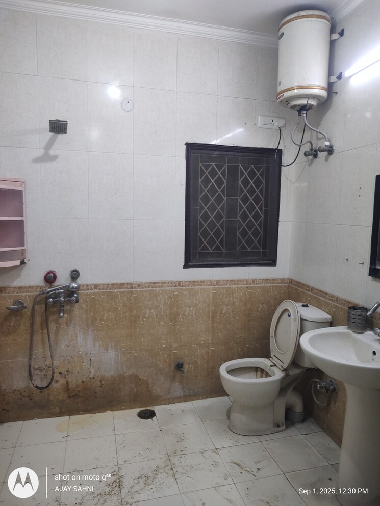 Bathroom, mehrauli 3 Bedroom 1350 Sq.Ft. Builder Floor In Mehrauli Delhi 9151745