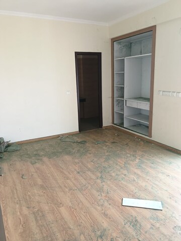 Room in 3 BHK Apartment at Amrapali Crystal Homes, Sector 76 – for Rent