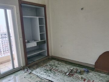 Room in 3 BHK Apartment at Amrapali Crystal Homes, Sector 76 – for Rent
