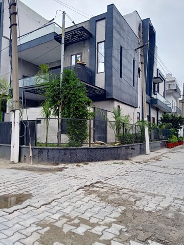 3.5 BHK Villa For Rent in Sector 18