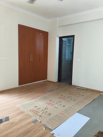 Room in 3 BHK Apartment at Amrapali Crystal Homes, Sector 76 – for Rent