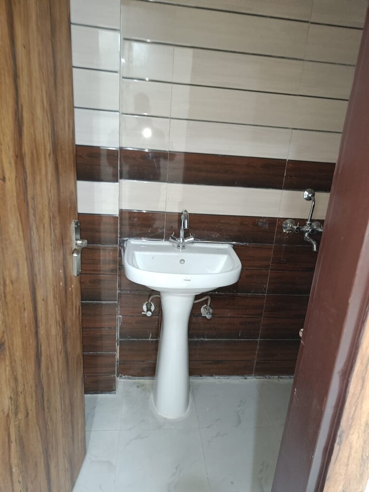 Bathroom, sai-kunj-new-palam-vihar 2 Bedroom 585 Sq.Ft. Builder Floor In New Palam Vihar Phase 3 Gurgaon 9151818