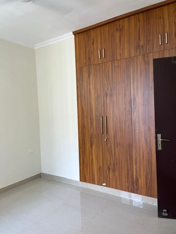 Room in 3 BHK Apartment at Amrapali Crystal Homes, Sector 76 – for Rent