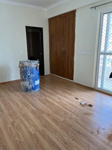 Room in 3 BHK Apartment at Amrapali Crystal Homes, Sector 76 – for Rent