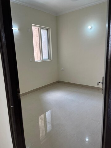 Room in 3 BHK Apartment at Amrapali Crystal Homes, Sector 76 – for Rent