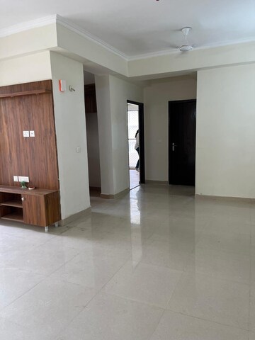 Room in 3 BHK Apartment at Amrapali Crystal Homes, Sector 76 – for Rent