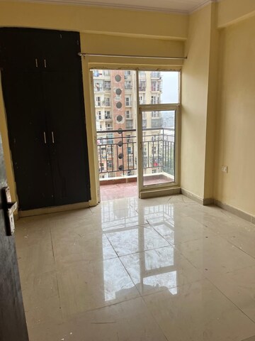 Room in 2 BHK Apartment at Gardenia Golf City, Sector 75 – for Rent