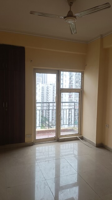 Room in 2 BHK Apartment at Gardenia Golf City, Sector 75 – for Rent