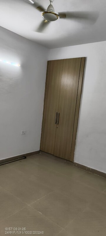 Room in 3 BHK Apartment at Amrapali Crystal Homes, Sector 76 – for Rent