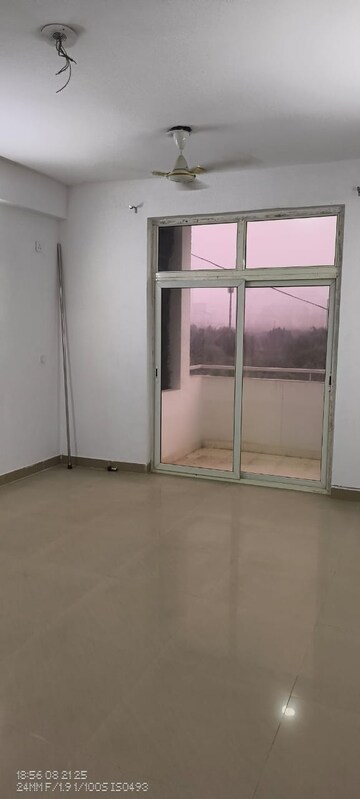Room in 3 BHK Apartment at Amrapali Crystal Homes, Sector 76 – for Rent