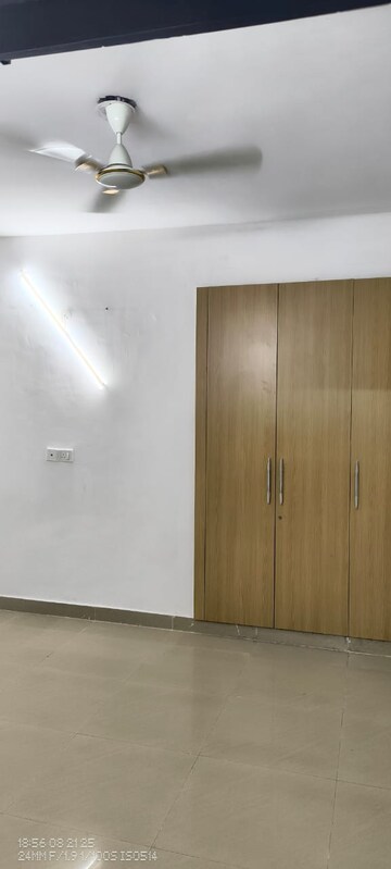 Room in 3 BHK Apartment at Amrapali Crystal Homes, Sector 76 – for Rent