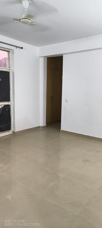 Room in 3 BHK Apartment at Amrapali Crystal Homes, Sector 76 – for Rent