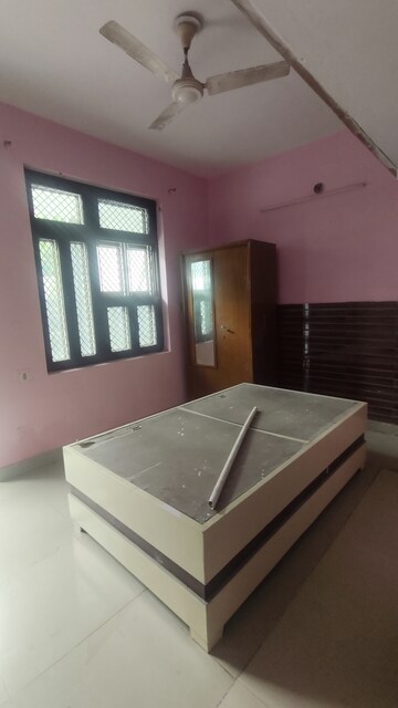 Bedroom in 2 BHK Builder Floor at Sector 23 – for Rent