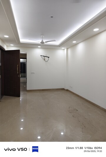 Room in 3 BHK Builder Floor at Chittaranjan Park – for Rent