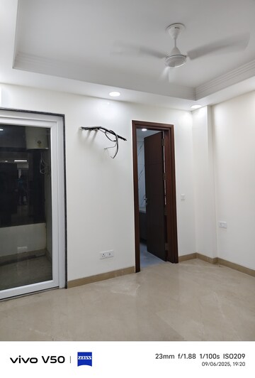Room in 3 BHK Builder Floor at Chittaranjan Park – for Rent