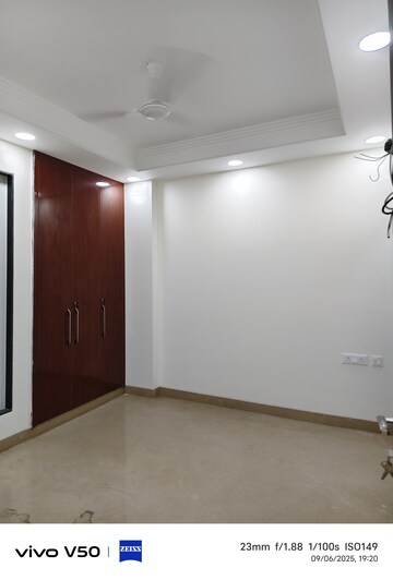 Room in 3 BHK Builder Floor at Chittaranjan Park – for Rent
