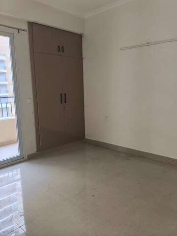 Room in 3 BHK Apartment at Amrapali Crystal Homes, Sector 76 – for Rent