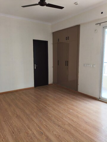 Room in 3 BHK Apartment at Amrapali Crystal Homes, Sector 76 – for Rent