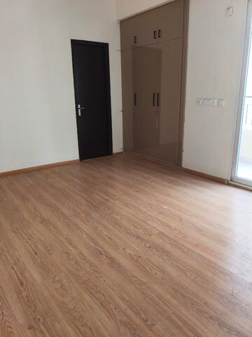 Room in 3 BHK Apartment at Amrapali Crystal Homes, Sector 76 – for Rent