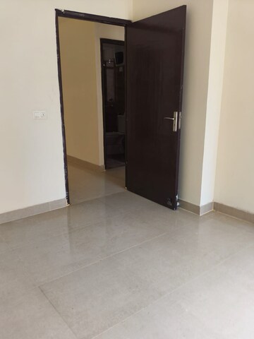 Room in 3 BHK Apartment at Amrapali Crystal Homes, Sector 76 – for Rent