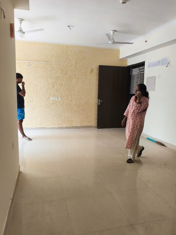 Furnished Amenities in 3 BHK Apartment at Amrapali Crystal Homes, Sector 76 – for Rent