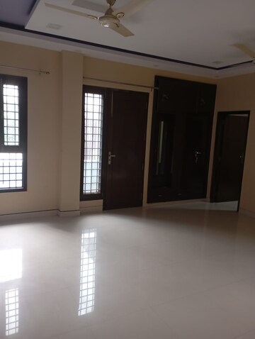 Room in 3 BHK Apartment at Gardenia Gateway, Sector 75 – for Rent