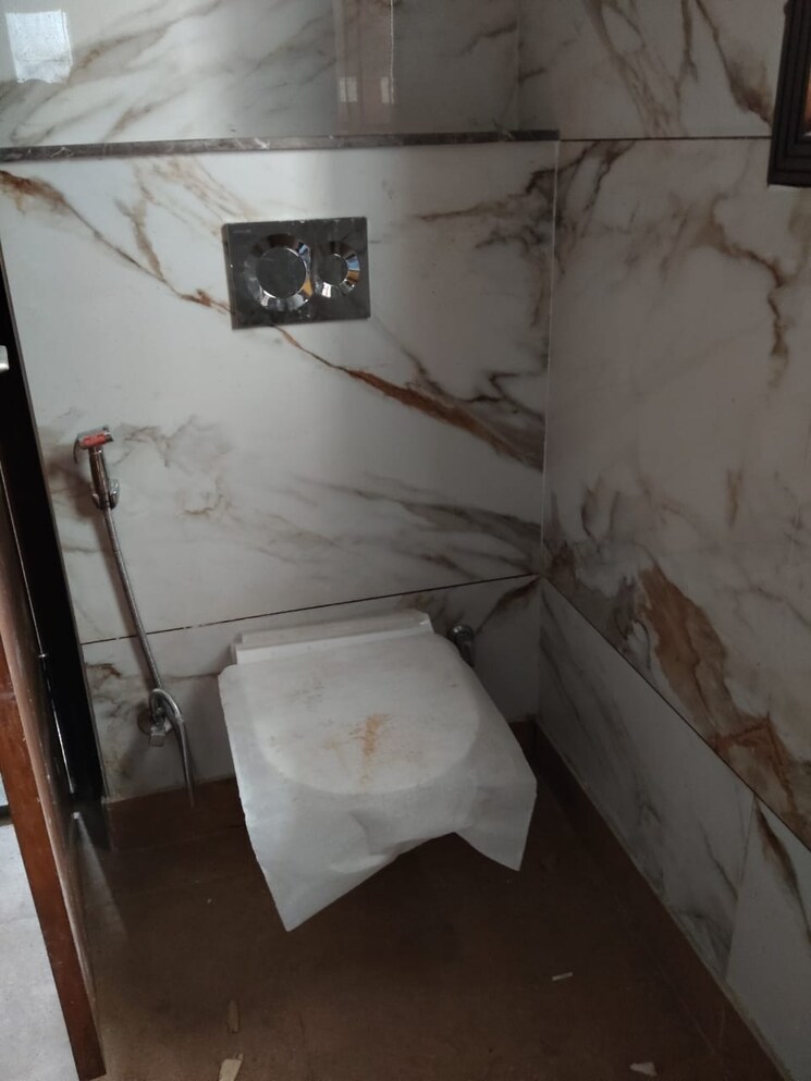 Bathroom, deep-homes-sector-73 2 Bedroom 950 Sq.Ft. Apartment In Sector 73 Noida 9152120