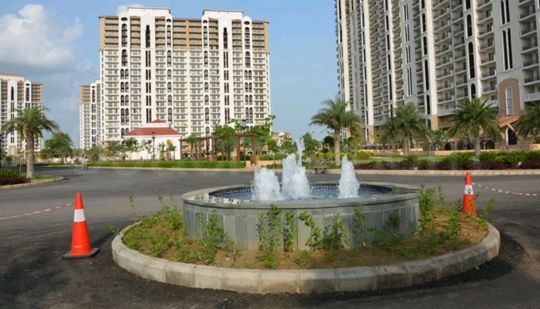 3.5 BHK + Servant Room 1930 Sq.Ft. Apartment in DLF New Town Heights II