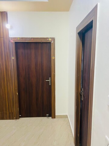 Bedroom in 3 BHK Apartment at Gomti Nagar – for Rent