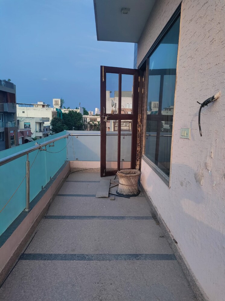 Balcony, unitech-south-city-ii 2 Bedroom 1650 Sq.Ft. Builder Floor In Sector 50 Gurgaon 9152248