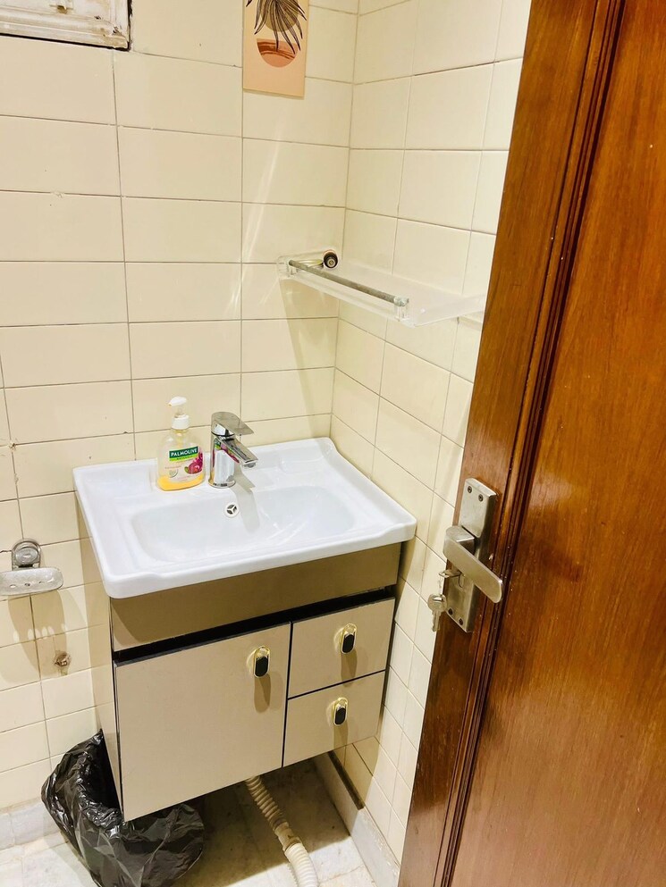 Bathroom, greater kailash i 3 Bedroom 1880 Sq.Ft. Builder Floor In Greater Kailash I Delhi 9152503