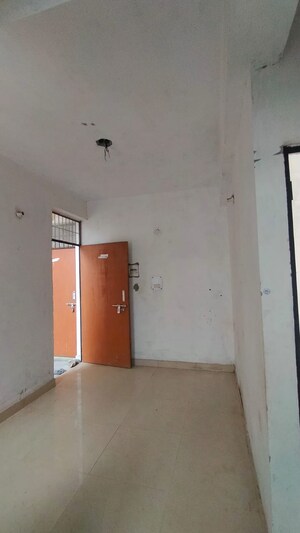 Room in 1.5 BHK Apartment at Sector 10 Greater Noida – for Sale