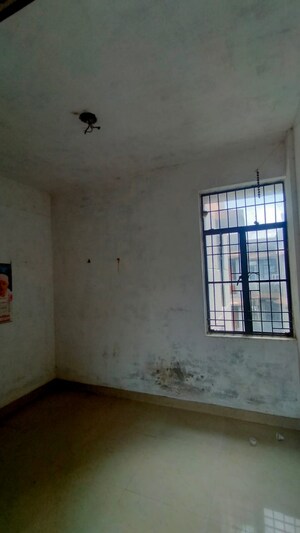 Room in 1.5 BHK Apartment at Sector 10 Greater Noida – for Sale