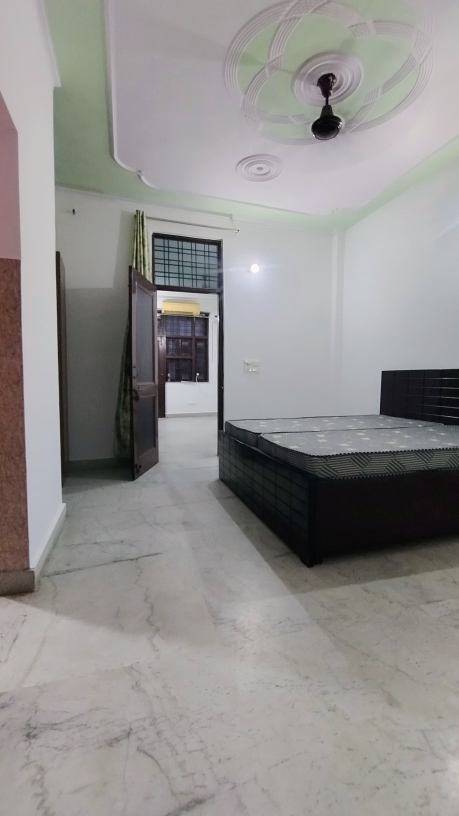 1 BHK + Extra Room 100 Sq.Ft. Builder Floor in Signature Tower Sector 30