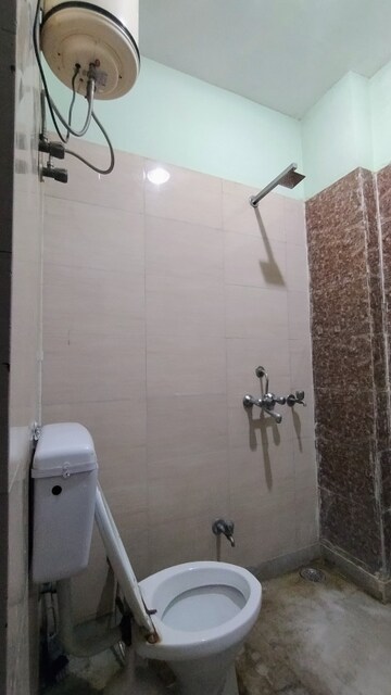 Bathroom in 1 BHK Builder Floor at Signature Tower Sector 30, Sector 30 – for Rent