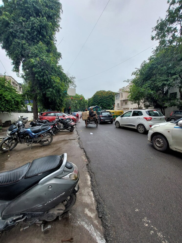  Parking, shivalik colony Commercial Office Space 2700 Sq.Ft. In Shivalik Colony Delhi 9152689