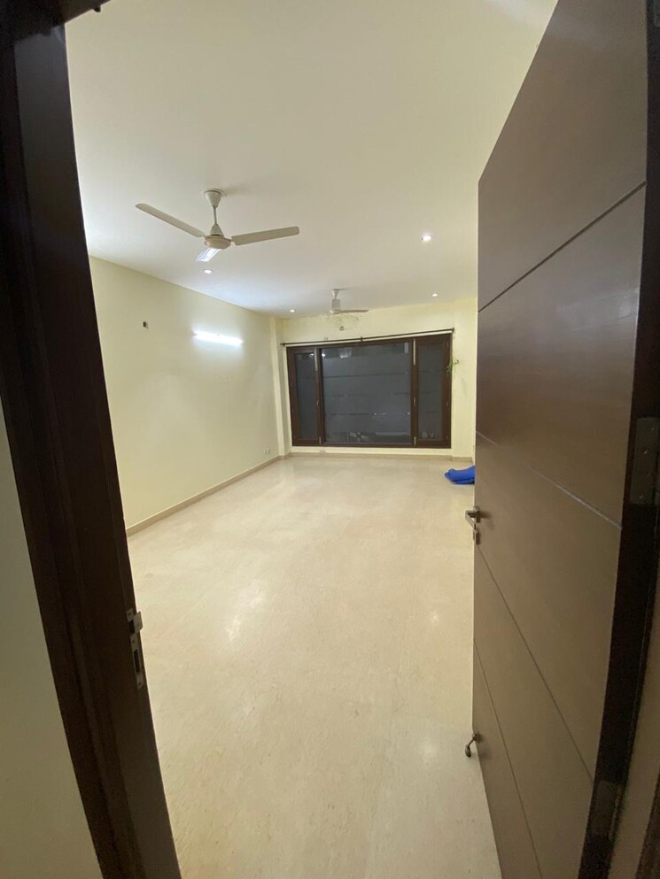 Room, vipul-square 3 Bedroom 300 Sq.Yd. Builder Floor In Sushant Lok I Gurgaon 9152677