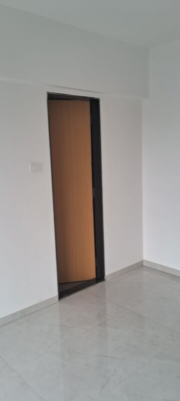 Room in 2 BHK Apartment at Vaibhavlaxmi Queens Avenue, Chembur – for Rent
