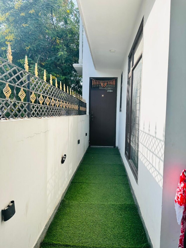 Balcony, sector 23 6+ Bedroom 300 Sq.Yd. Independent House In Sector 23 Noida 9152967