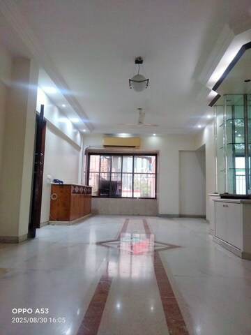 Room in 4 BHK Apartment at Madhukunj Apartment Prabhadevi, Prabhadevi – for Rent