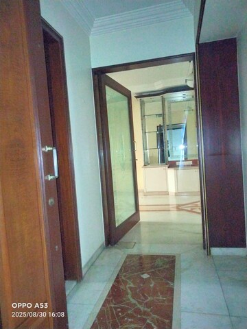 Room in 4 BHK Apartment at Madhukunj Apartment Prabhadevi, Prabhadevi – for Rent